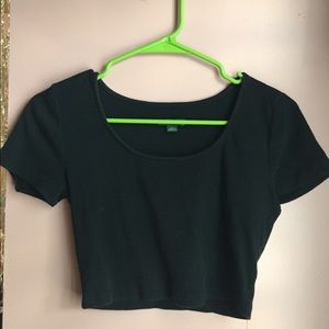 Simple cute low cut black crop top!